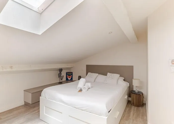 Cozy And Charming 1 Center Apartment