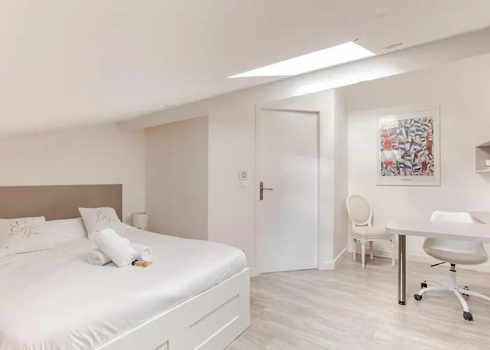 Cozy And Charming 1 Center Apartment