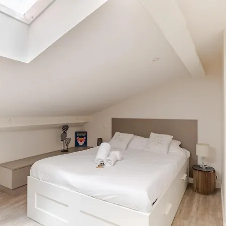 Cozy And Charming 1 Center Apartment