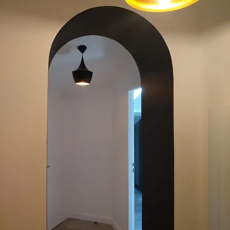 Cozy And Charming 1 Center Apartment