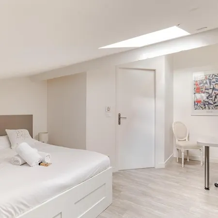 Cozy And Charming 1 Center Apartment